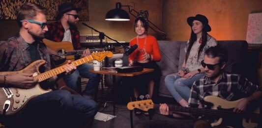 Funkylogic, Zespół, Gitary, Stolik, Lampa, Osoby, Artyści, 5 osób, Kobiety, Mężczyźni, Ściana, Obraz, Kanapa, Mikrofon, Kubki, Buty, Wazon, Ściana