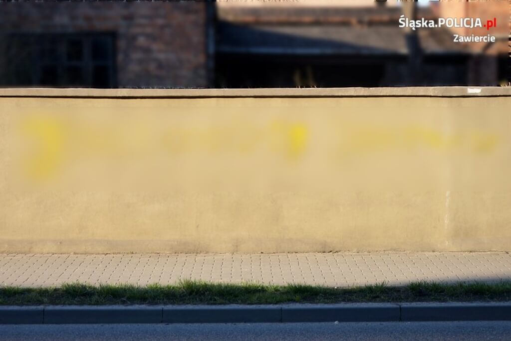 Wandal żółtą farbą uszkodził ogrodzenie – fot. Policja Zawiercie