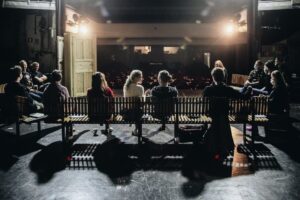 Scena, Ludzie, Aktorzy, ławeczka