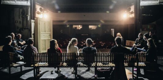 Scena, Ludzie, Aktorzy, ławeczka