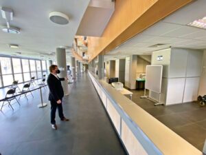 Pomieszczenie, Lada, Podłoga, Mężczyzna, Lampa