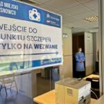 Osoba, Drukarka, Kartka, Szyba, Pomieszczenie, Lada