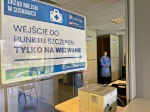 Osoba, Drukarka, Kartka, Szyba, Pomieszczenie, Lada