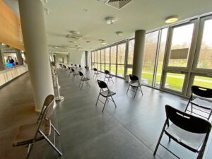 Pomieszczenie, Okna, Filar, Krzesła