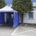 Parking, Znak drogowy, Drzewo, Wejście, Budynek