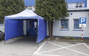 Parking, Znak drogowy, Drzewo, Wejście, Budynek