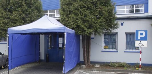 Parking, Znak drogowy, Drzewo, Wejście, Budynek