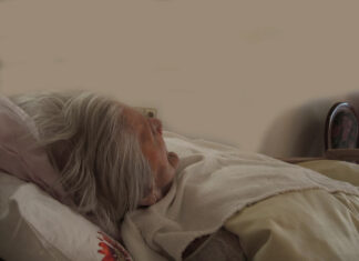 senior, kobieta, starsza kobieta, chory, poduszka, łóżko, pkój, pomieszczenie