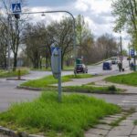 Droga, Ulica, Wiadukt, Samochód, Przejście dla pieszych, Drzewa, Znaki drogowe