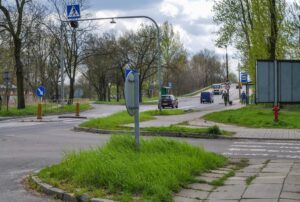 Droga, Ulica, Wiadukt, Samochód, Przejście dla pieszych, Drzewa, Znaki drogowe