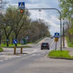 Droga, Ulica, Wiadukt, Samochód, Przejście dla pieszych, Drzewa, Znaki drogowe