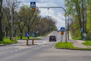 Droga, Ulica, Wiadukt, Samochód, Przejście dla pieszych, Drzewa, Znaki drogowe