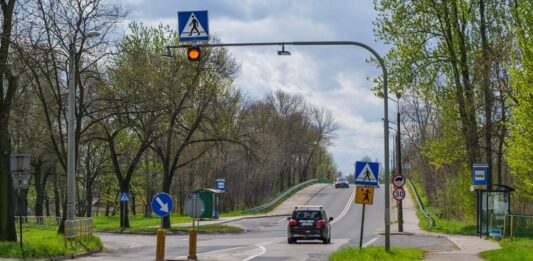 Droga, Ulica, Wiadukt, Samochód, Przejście dla pieszych, Drzewa, Znaki drogowe