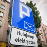 budynek, znak drogowy