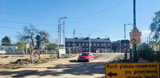 droga, ogrodzenie, prace, droga, samochód, przejazd, znaki