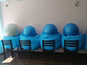 worki sako, worki gimnastyczne, krzesła, ściana