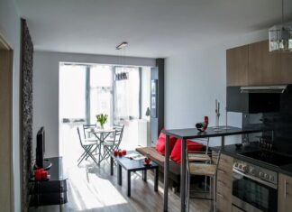 mieszkanie, salon, kuchnia, meble, stół, krzesła, kanapa, sofa, telewizor, tv, ściany, blat