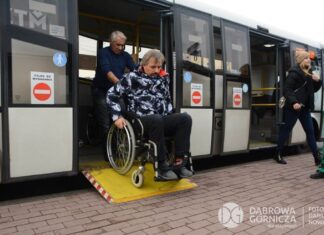 Niepełnosprawny, Droga, Wózek inwalidzki, Autobus, Chodnik