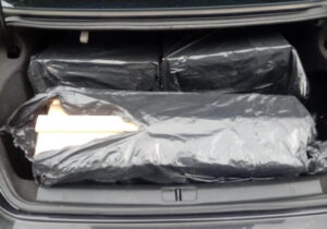 Papierosy, Samochód, Bagażnik