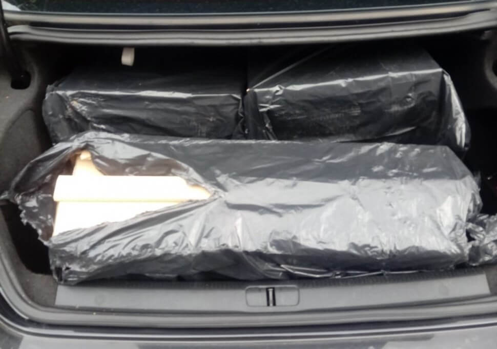 Papierosy, Samochód, Bagażnik