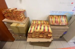 Papierosy bez akcyzy, Papierosy, Ściana, Podłoga