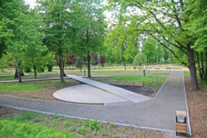 Przyroda, Drzewa, Trawa, Chodnik, Ścieżka, Ławeczki, Park