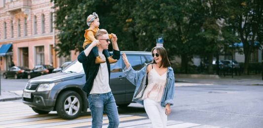 rodzina, samochód, przejście dla pieszych, droga, jezdnia, dziecko, rodzice