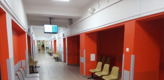 korytarz z krzesłami