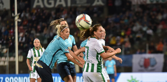 Zawodniczki walczą o piłkę