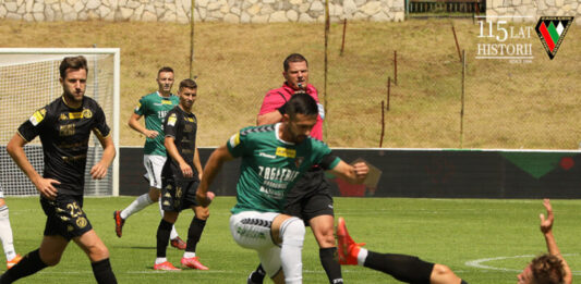 Piłkarze walczą o piłkę