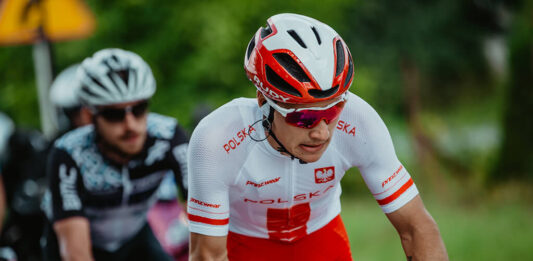 Kolarze jadą w lesie