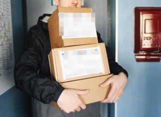 kurier z paczkami