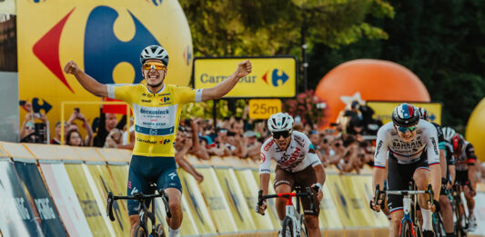 Kolarz z radością dojeżdża do mety