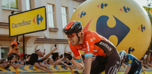 Kolarz jedzie na rowerze