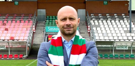 człowiek w szaliku na stadionie