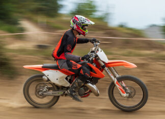 Motocyklista na pustyni