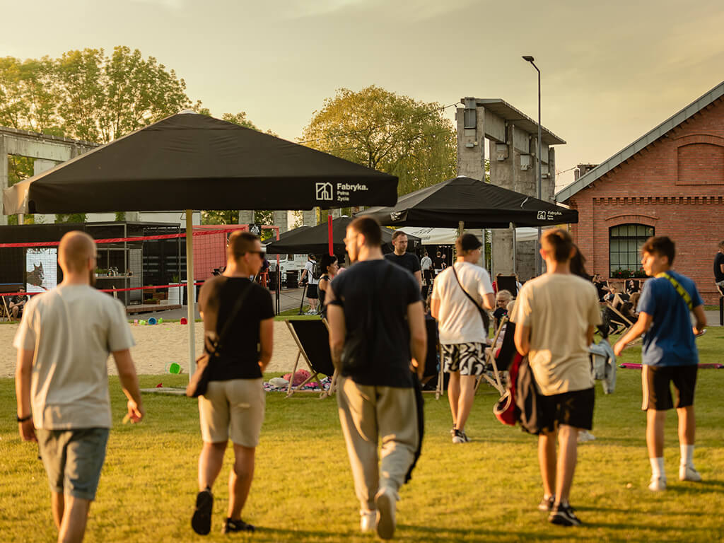 Fabryka Pełna Życia - Fot. Radosław Kaźmierczak ludzie w plenerze