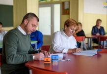 Koniec konfliktu o klasę sportową Ludzie podpisujący umowę