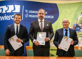 ludzie podpisują umowy