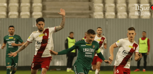 piłkarze na stadionie