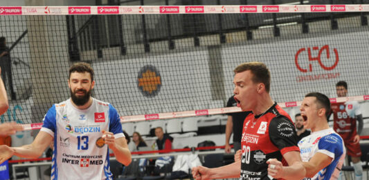 siatkarze na parkiecie