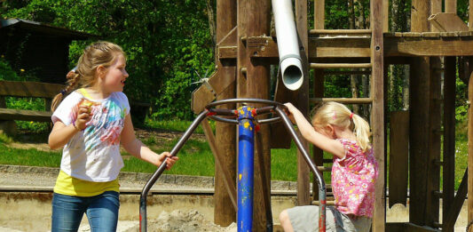 Dzieci na placu zabaw