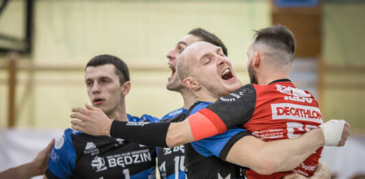 zawodnicy na parkiecie