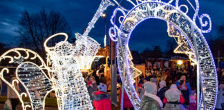 ludzie przy dekoracjach świątecznych