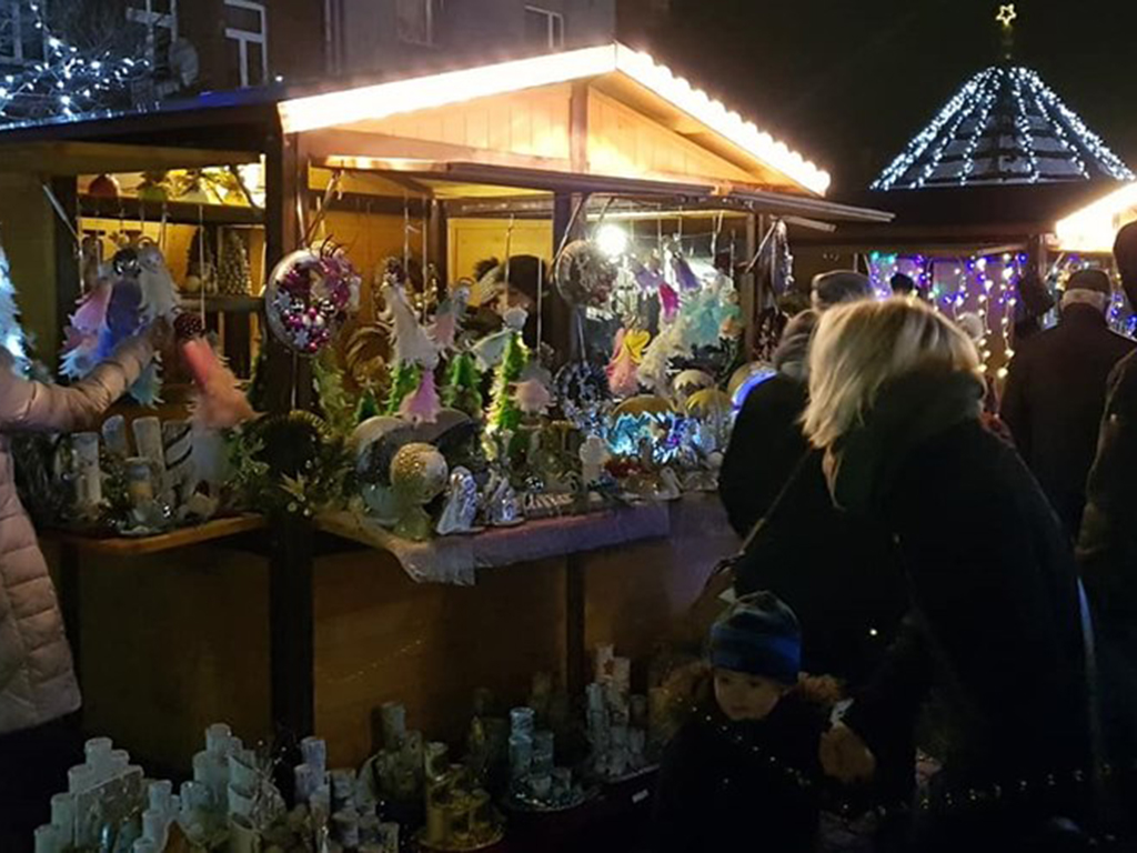 48379873_2652301868143209_2259475938150449152_o-1 (1) ludzie przy straganach