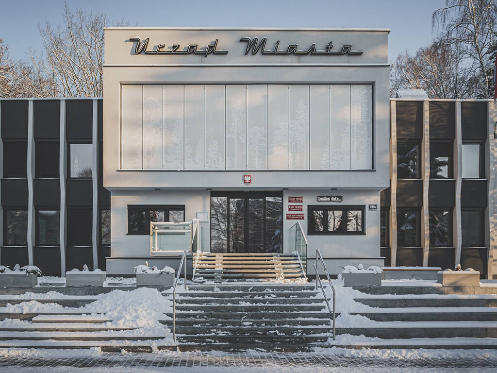 budynek urzędu miasta zimą