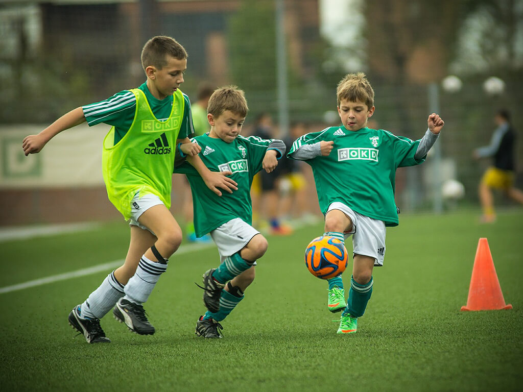 dzieci grające w piłkę nożną