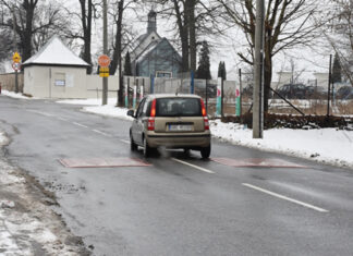 samochód na drodze
