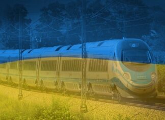 pociąg w barwach niebiesko-żółtych