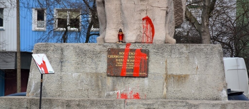 Dewastacja pomnika „Bohaterom Czerwonych Sztandarów” - fot. UM Dąbrowa Górnicza dewastacja, pomnik